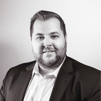 headshot of derek johnson